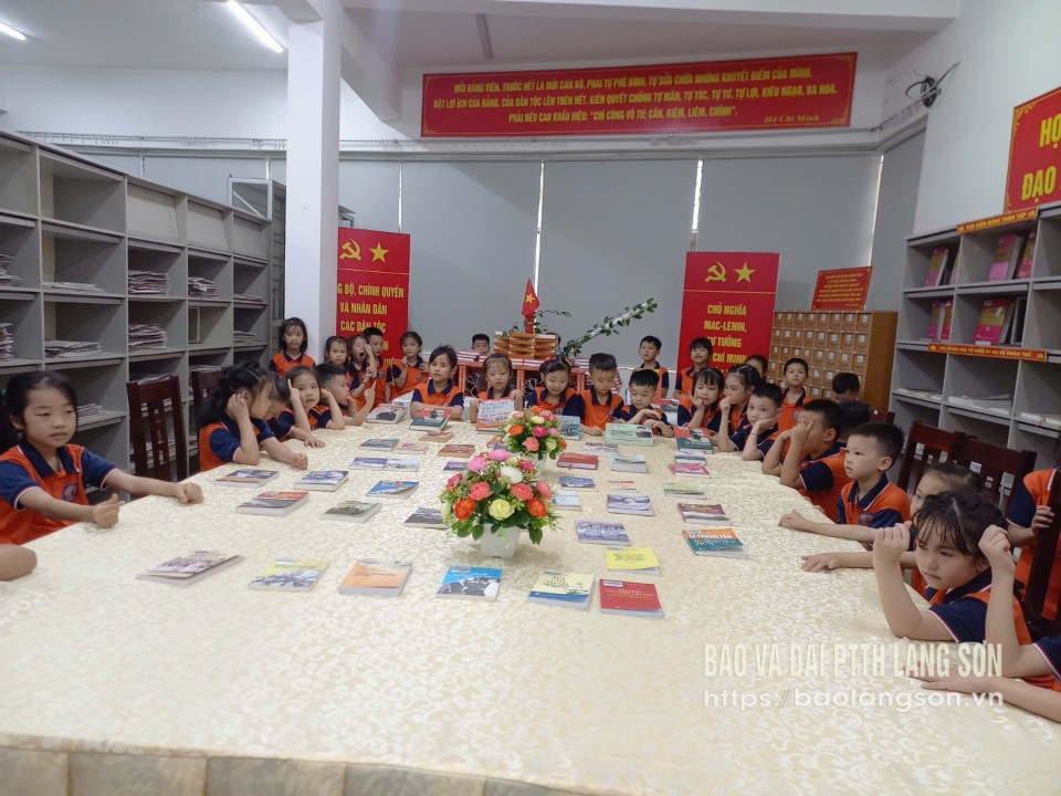 Các em học sinh tham gia trải nghiệm đọc sách tại Phòng Đọc Tổng Hợp