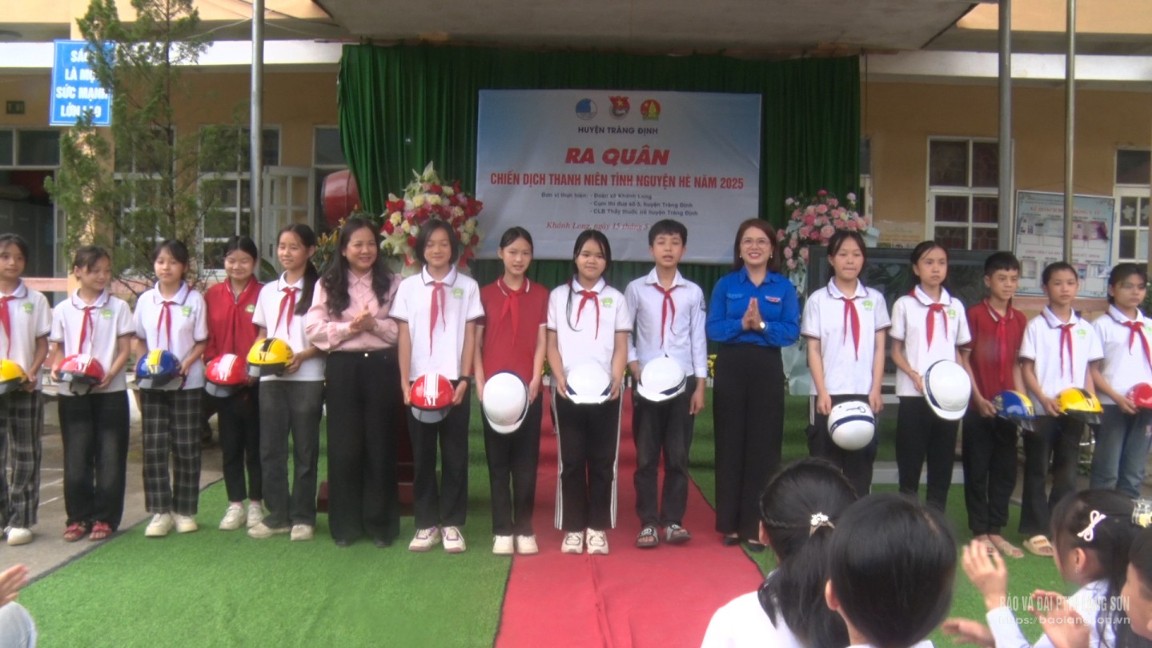 Trao mũ BH cho học sinh