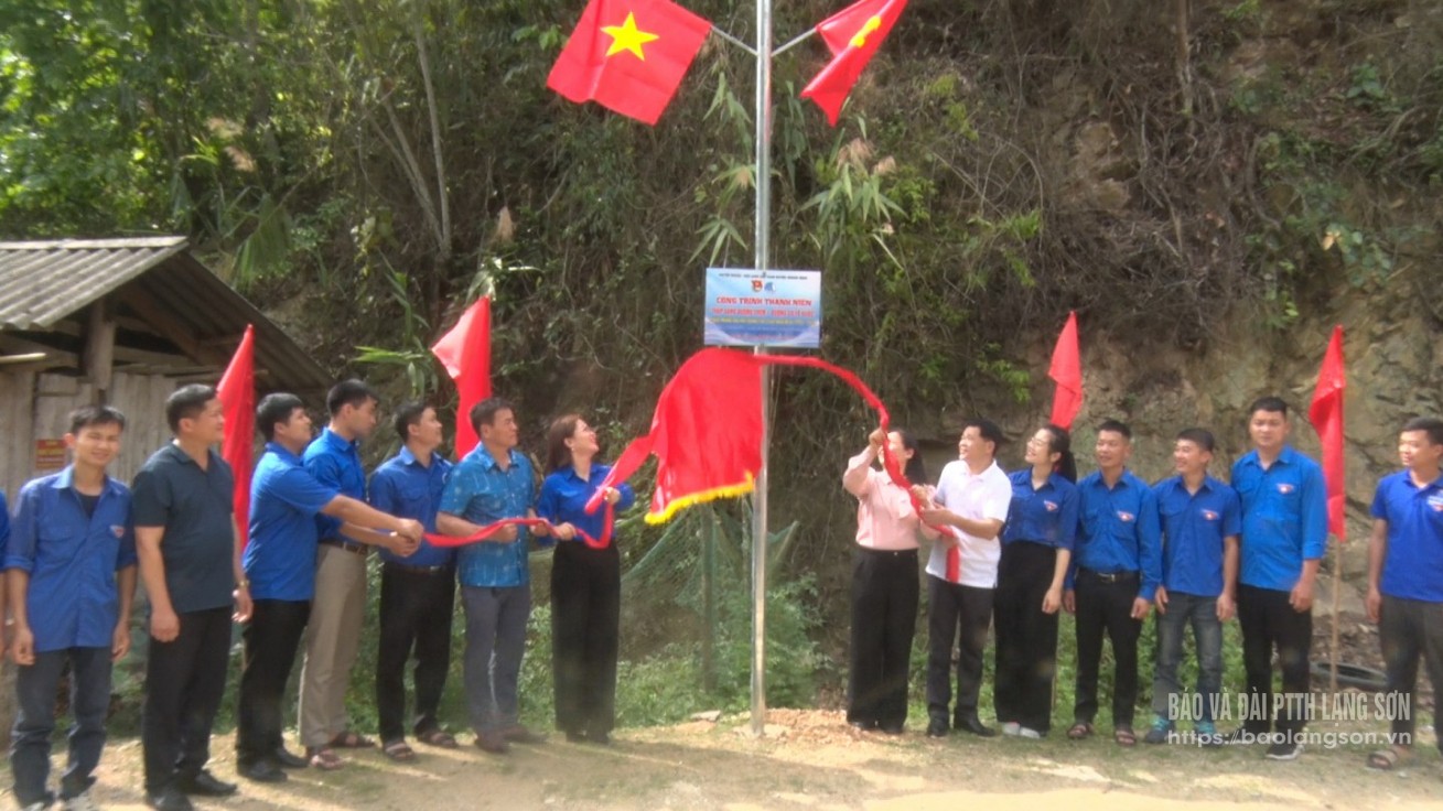 Khánh thành thắp sáng đường thôn