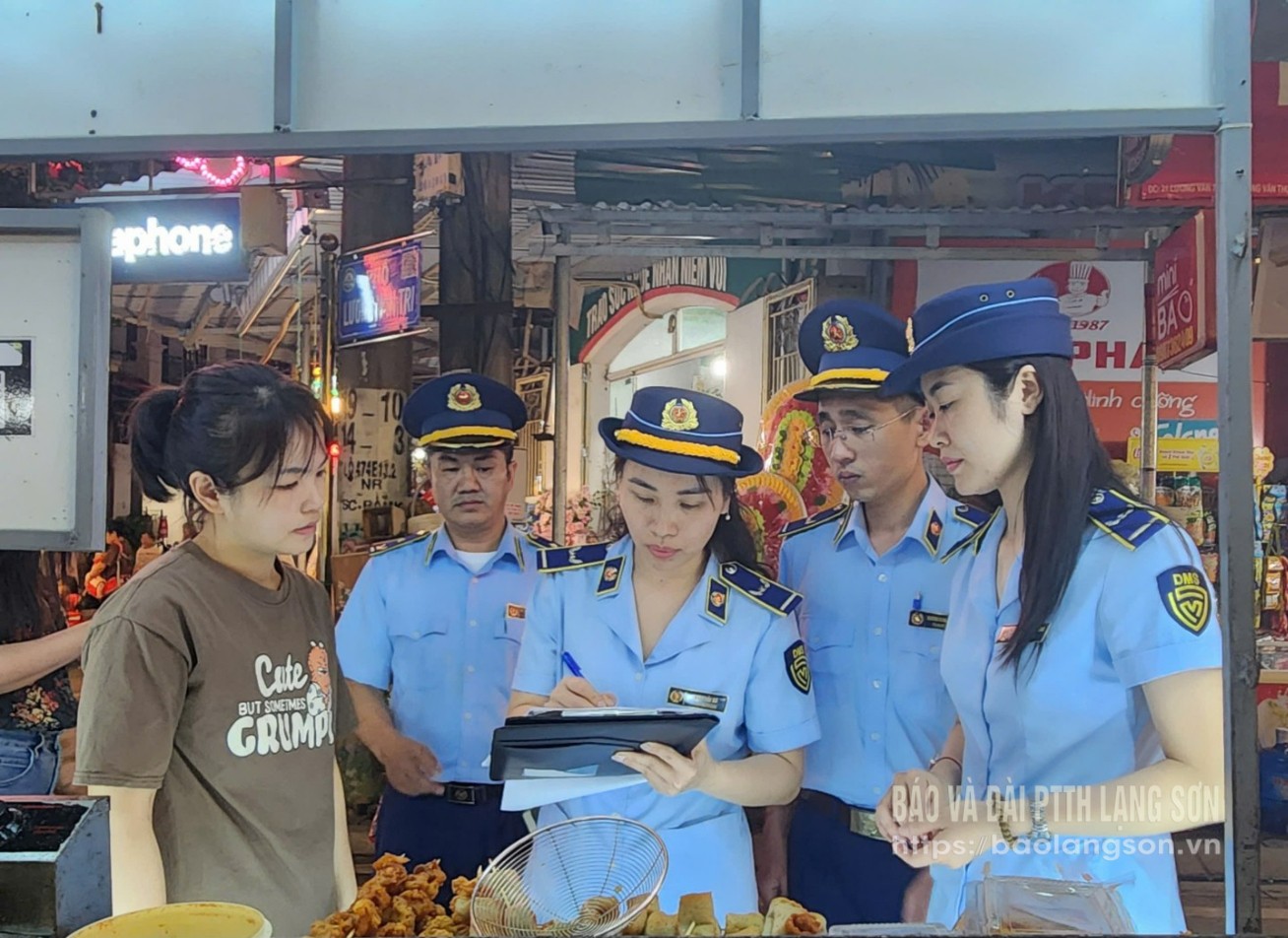 Đội QLTT số 1 tuyên truyền, hướng dẫn cơ sở kinh doanh tại phố đi bộ Kỳ Lừa ký cam kết đảm bảo ATVSTP