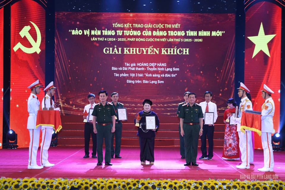 Nhà báo Hoàng Diệp Hằng, Biên tập viên phòng Báo điện tử - Nội dung số, Báo và Đài Phát thanh Truyền hình Lạng Sơn (trang phục dân tộc) nhận giải Khuyến khích