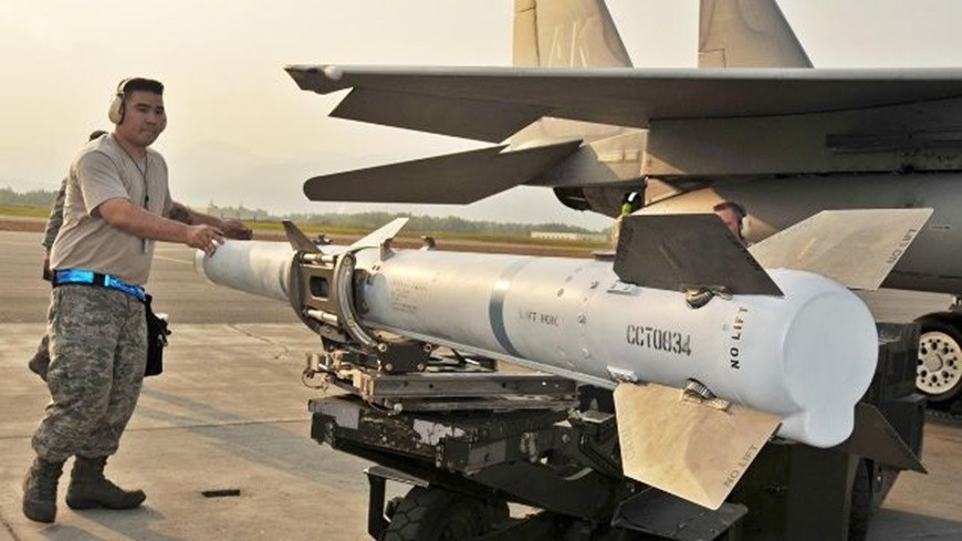Một tên lửa AIM-120C-8 AMRAAM đang chuẩn bị được đưa vào lắp đặt cho máy bay chiến đấu. Ảnh: Không quân Mỹ