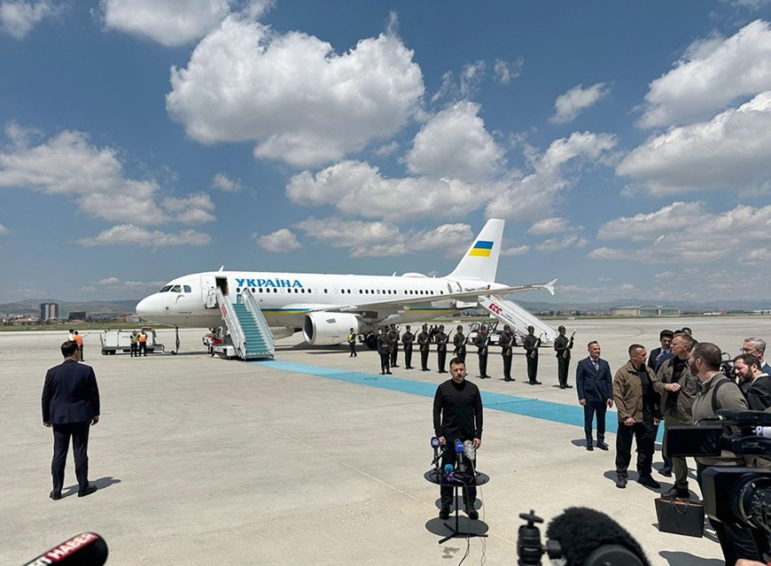 Tổng thống Ukraine Volodymyr Zelensky phát biểu với truyền thông khi xuống sân bay Esenboga ở Ankara, Thổ Nhĩ Kỳ, ngày 15-5. Ảnh: Reuters