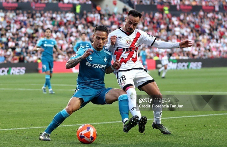 Real Betis gặp rất nhiều khó khăn trước chủ nhà Rayo Vallecano. Ảnh: Getty