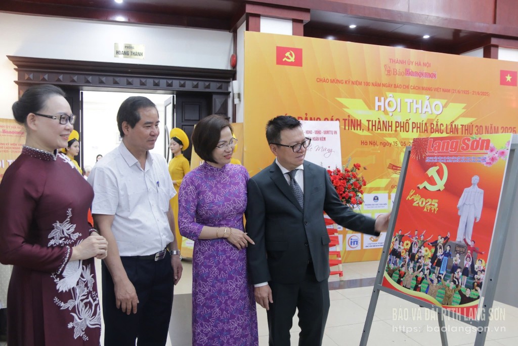 Các đại biểu tham quan triển lãm