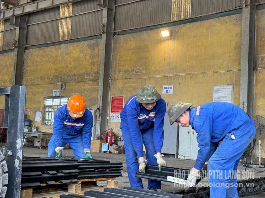 Thợ sửa chữa máy móc tại Công ty Than Na Dương