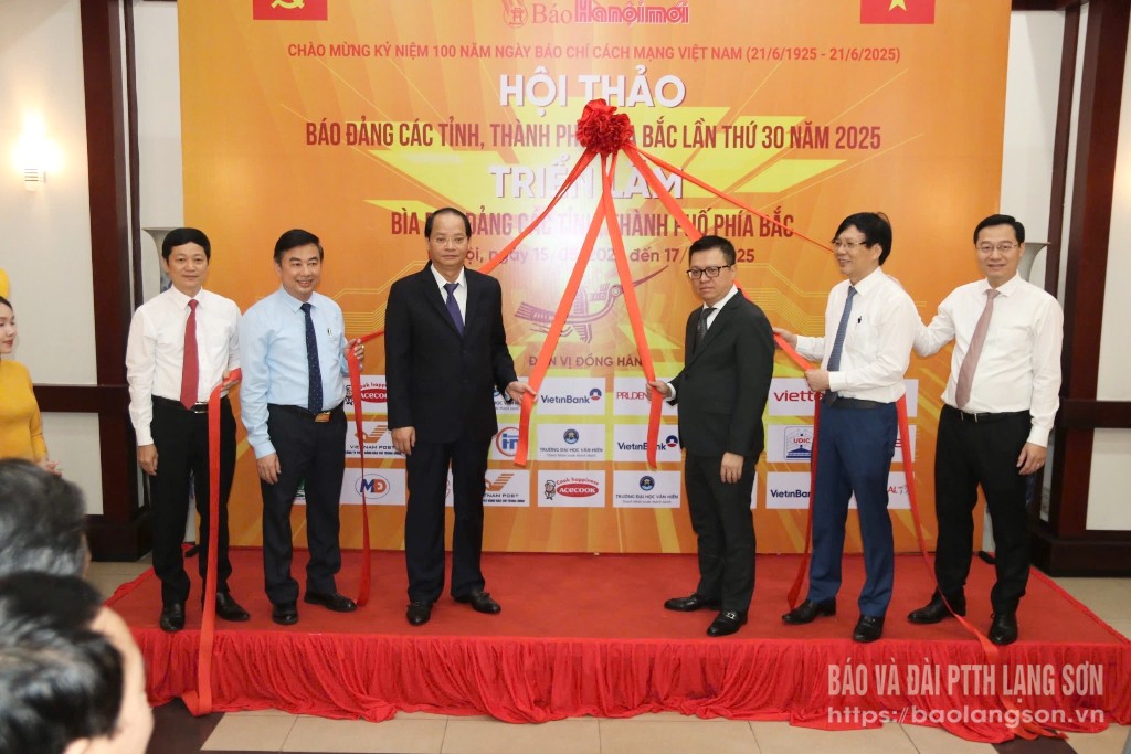 Các đại biểu kéo băng khai mạc triển lãm