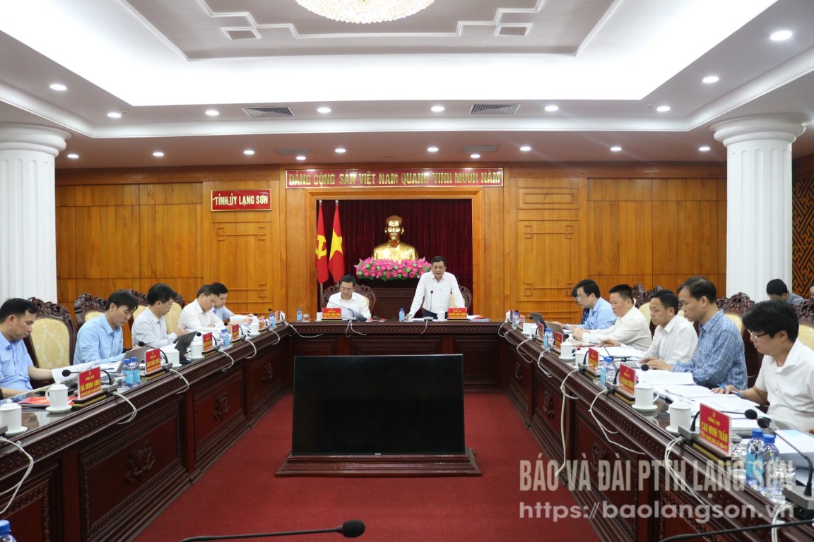 Đồng chí Nguyễn Quốc Khánh, Ủy viên Ban Thường vụ Tỉnh ủy, Trưởng Ban Tuyên giáo và Dân vận Tỉnh ủy, Tổ trưởng Tổ Biên tập phát biểu ý kiến tại cuộc họp tổ