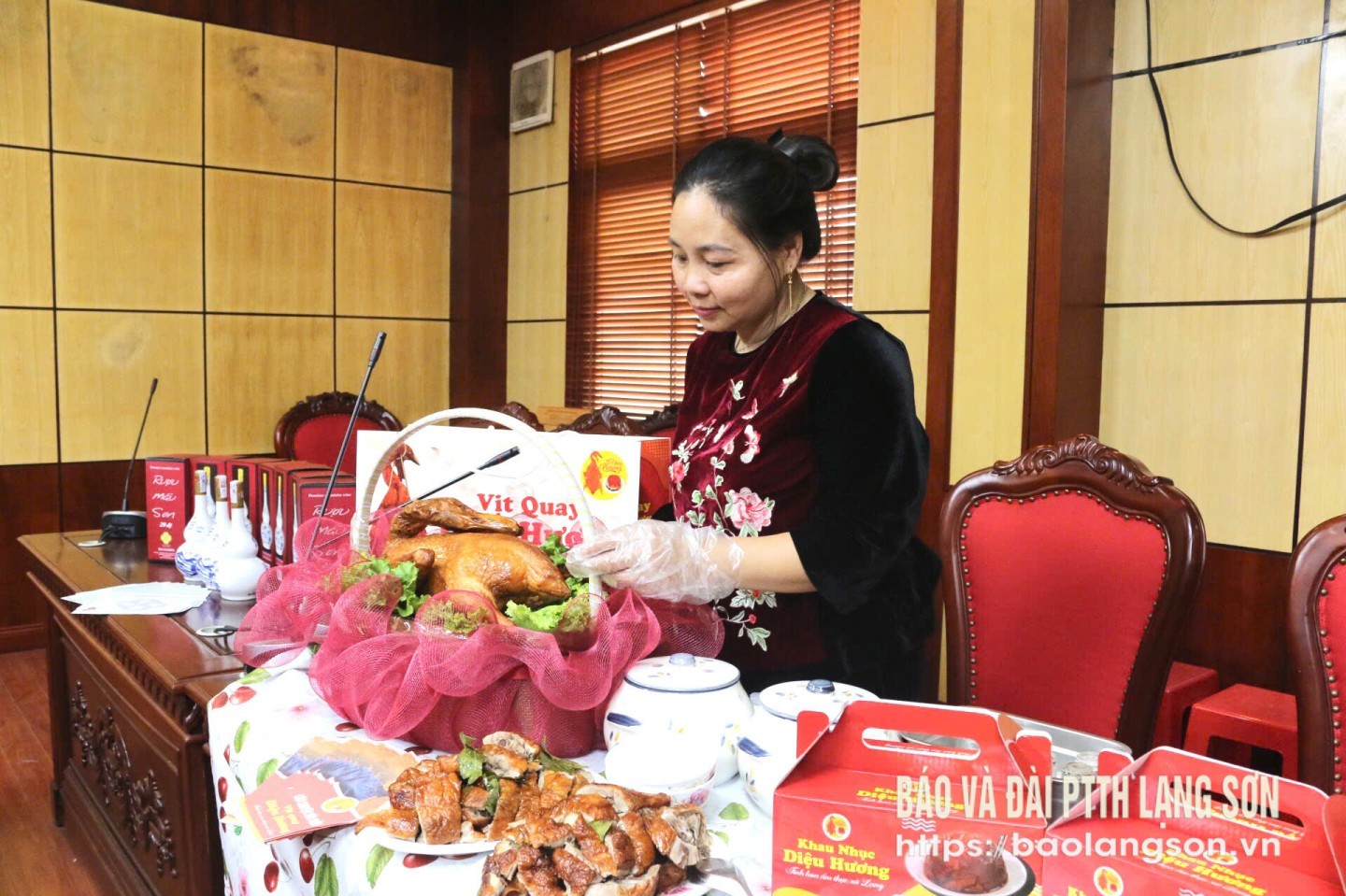 Chủ thể trưng bày sản phẩm tại hội nghị