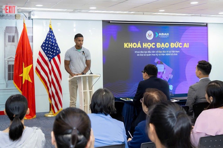 Ông Jeremy Luna - Tuỳ Viên báo chí Tổng lãnh sự quán Hoa Kỳ tại Thành phố Hồ Chí Minh phát biểu tại khóa học - Ảnh: VGP/Hồng Đức