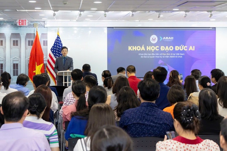 Ông Đào Trung Thành, Phó Viện trưởng kiêm Chủ tịch Hội đồng Giảng viên Viện ABAII chia sẻ với học viên - Ảnh: VGP/Hồng Đức