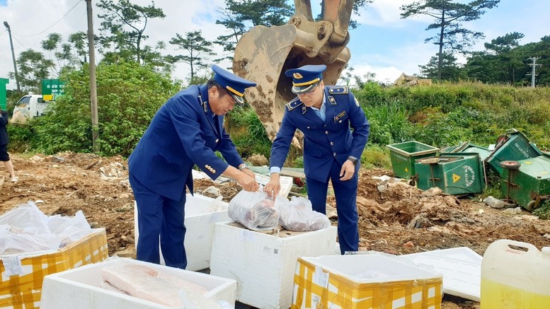 Lực lượng chức năng tiêu hủy hàng giả, hàng không nhãn mác.
