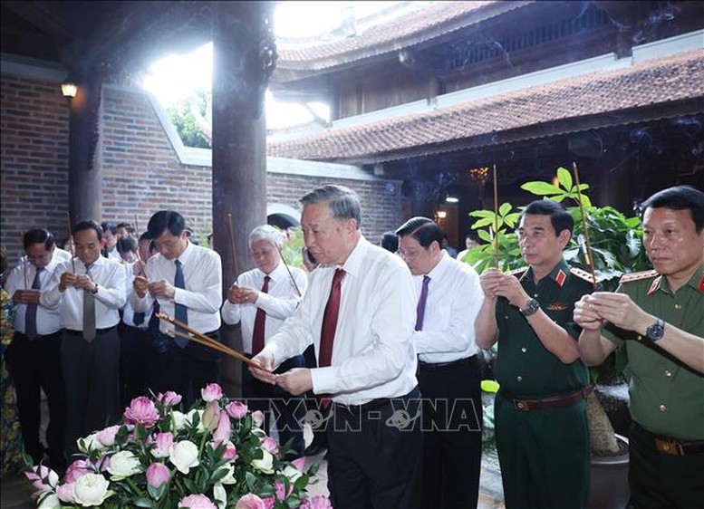 Tổng Bí thư Tô Lâm và đoàn công tác dâng hương tại đền Chung Sơn thờ gia tiên Bác Hồ - Ảnh: TTXVN