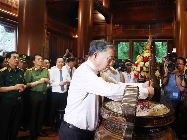 Tổng Bí thư dâng hương tại Khu di tích Quốc gia đặc biệt Kim Liên - Ảnh: TTXVN