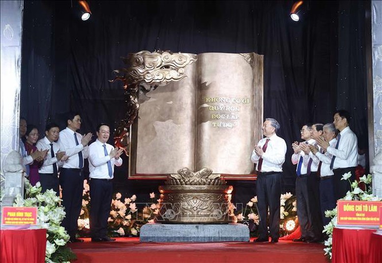 Tổng Bí thư Tô Lâm trao tặng Đảng bộ, chính quyền và nhân dân tỉnh Nghệ An tác phẩm điêu khắc ánh sáng “Việt Nam - Những trang sử vàng” - Ảnh: TTXVN