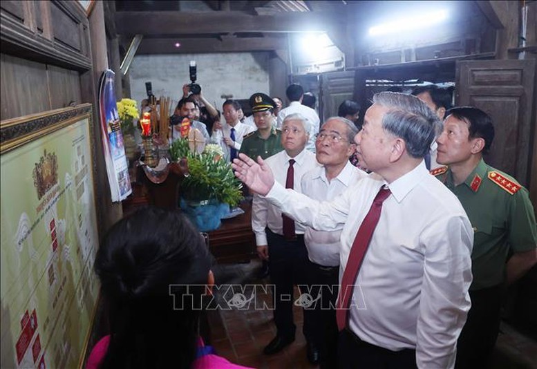 Tổng Bí thư dâng hương tại Di tích nhà cụ Nguyễn Sinh Nhậm - Ảnh: TTXVN