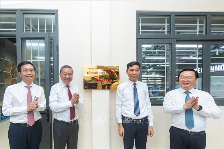 Tổng Bí thư Tô Lâm tặng phòng học STEM cho Trường THPT Kim Liên - Ảnh: TTXVN