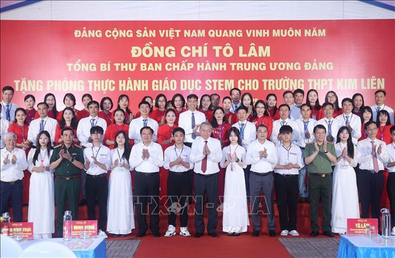 Tổng Bí thư Tô Lâm với thầy trò Trường THPT Kim Liên - Ảnh: TTXVN