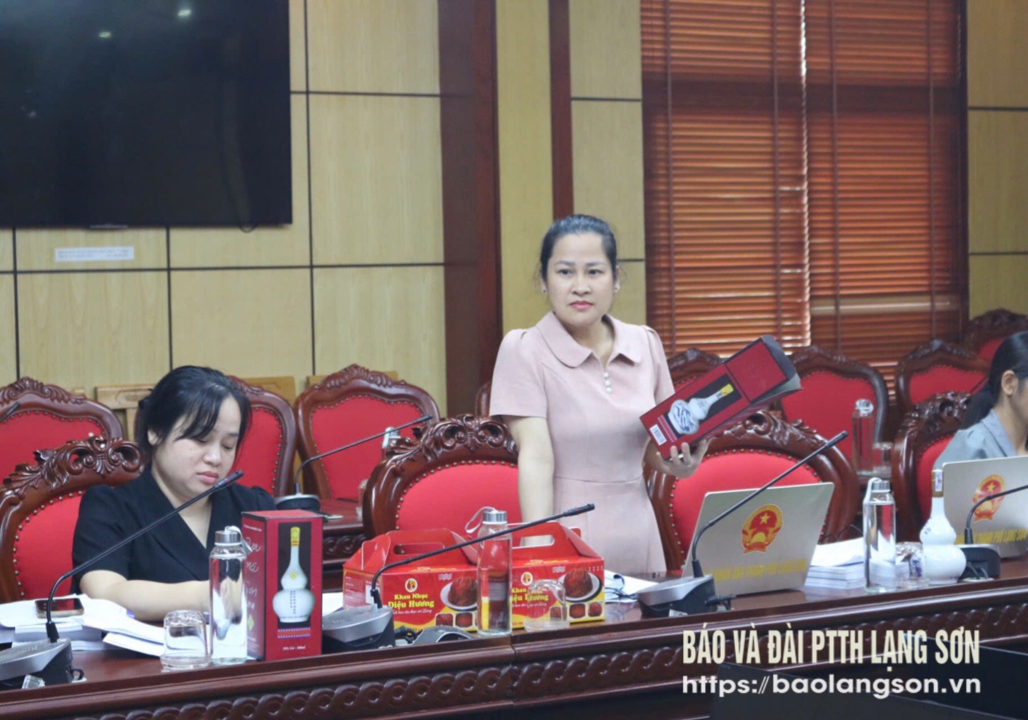 Thành viên Hội đồng đánh giá, phân hạng sản phẩm OCOP thành phố đánh giá, góp ý bao bì sản phẩm
