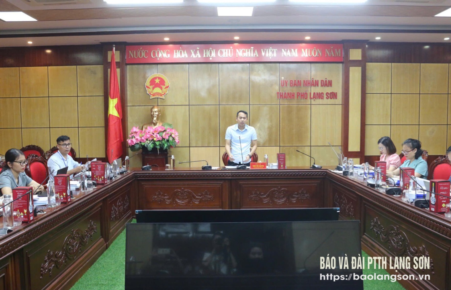 Lãnh đạo UBND thành phố phát biểu tại hội nghị