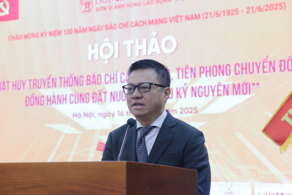 Đồng chí Lê Quốc Minh, Ủy viên Trung ương Đảng, Tổng Biên tập Báo Nhân Dân, Chủ tịch Hội Nhà báo Việt Nam phát biểu tại hội thảo
