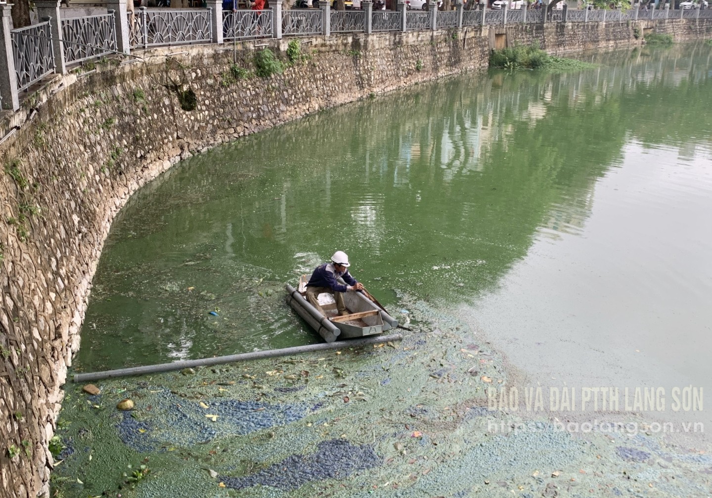 Nhân viên Công ty TNHH hoa cây cảnh Việt Trung, thành phố Lạng Sơn dùng phương tiện dồn các mảng váng, rác thải để hút, vớt lên