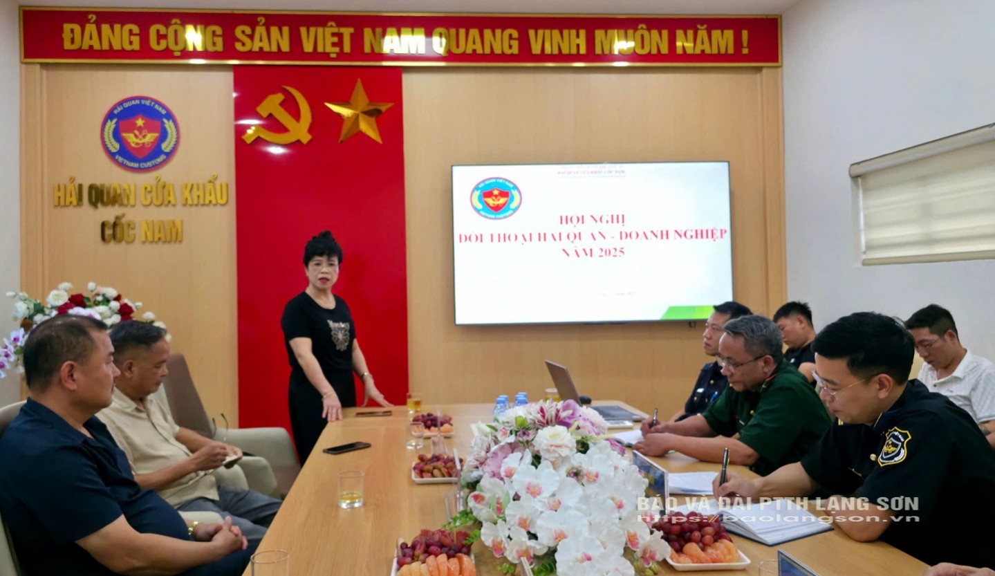 Đại diện doanh nghiệp XNK nêu ý kiến tại hội nghị đối thoại