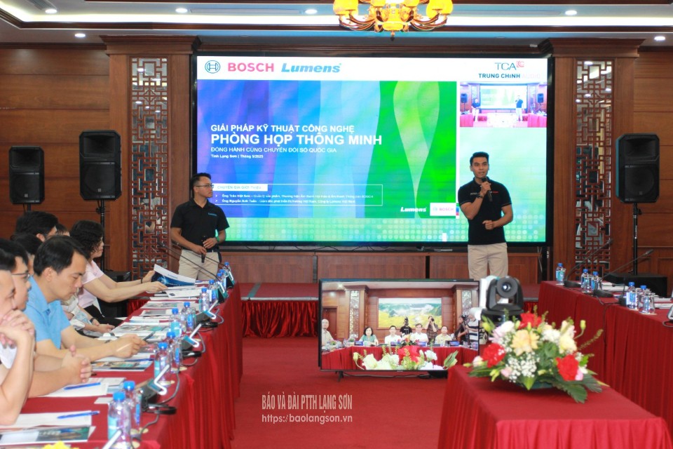 Đại diện các doanh nghiệp giới thiệu về hệ thống phòng họp thông minh