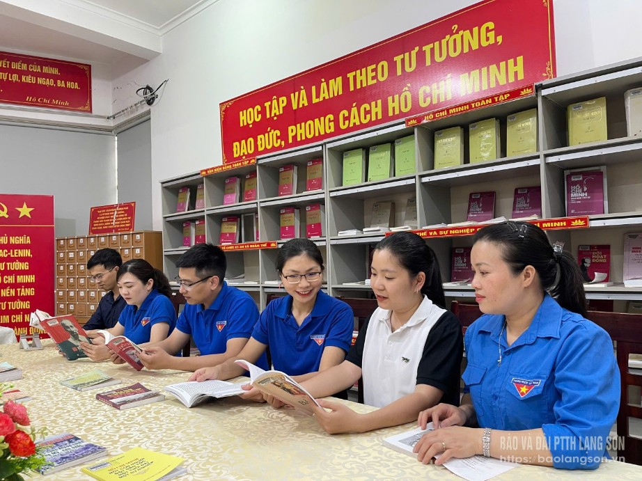 Độc giả đọc sách tại gian trưng bày