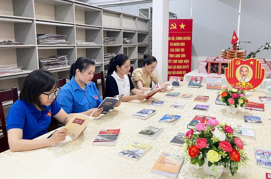 Độc giả đọc sách tại gian trưng bày của thư viện