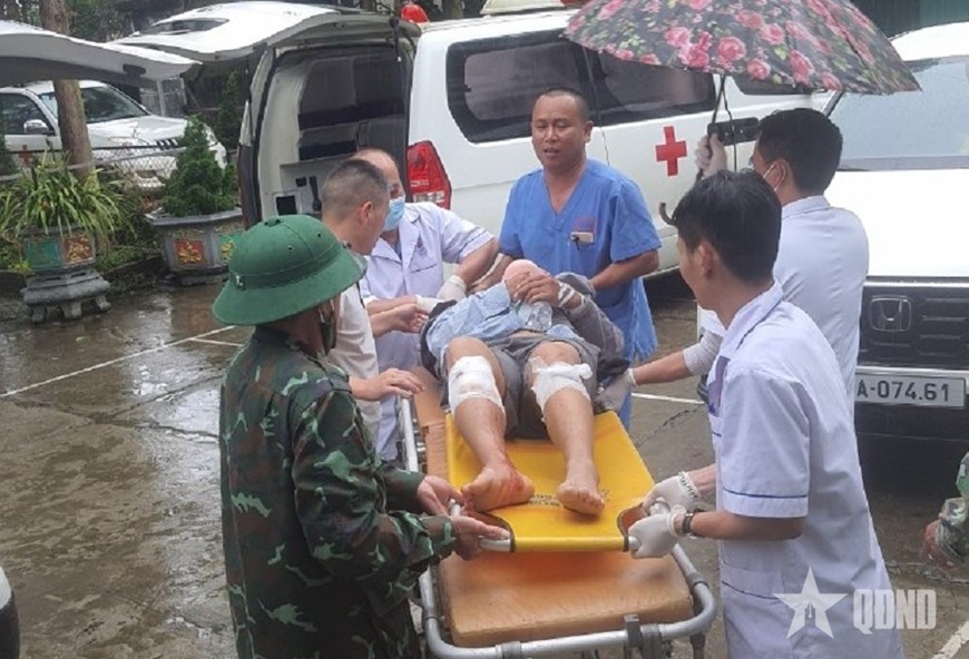 Các lực lượng nhanh chóng cấp cứu nạn nhân.