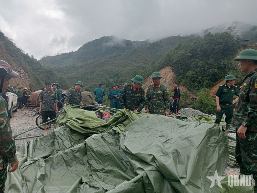Bộ CHQS tỉnh Lai Châu thành lập Sở chỉ huy tại chỗ để triển khai công tác tìm kiếm, cứu nạn.
