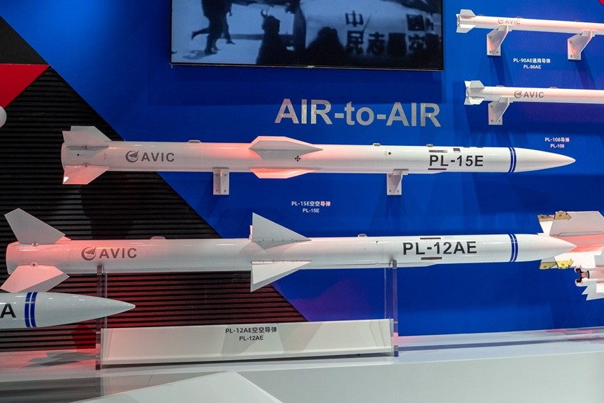 Tên lửa PL-15E (phiên bản xuất khẩu). Ảnh: Defense News