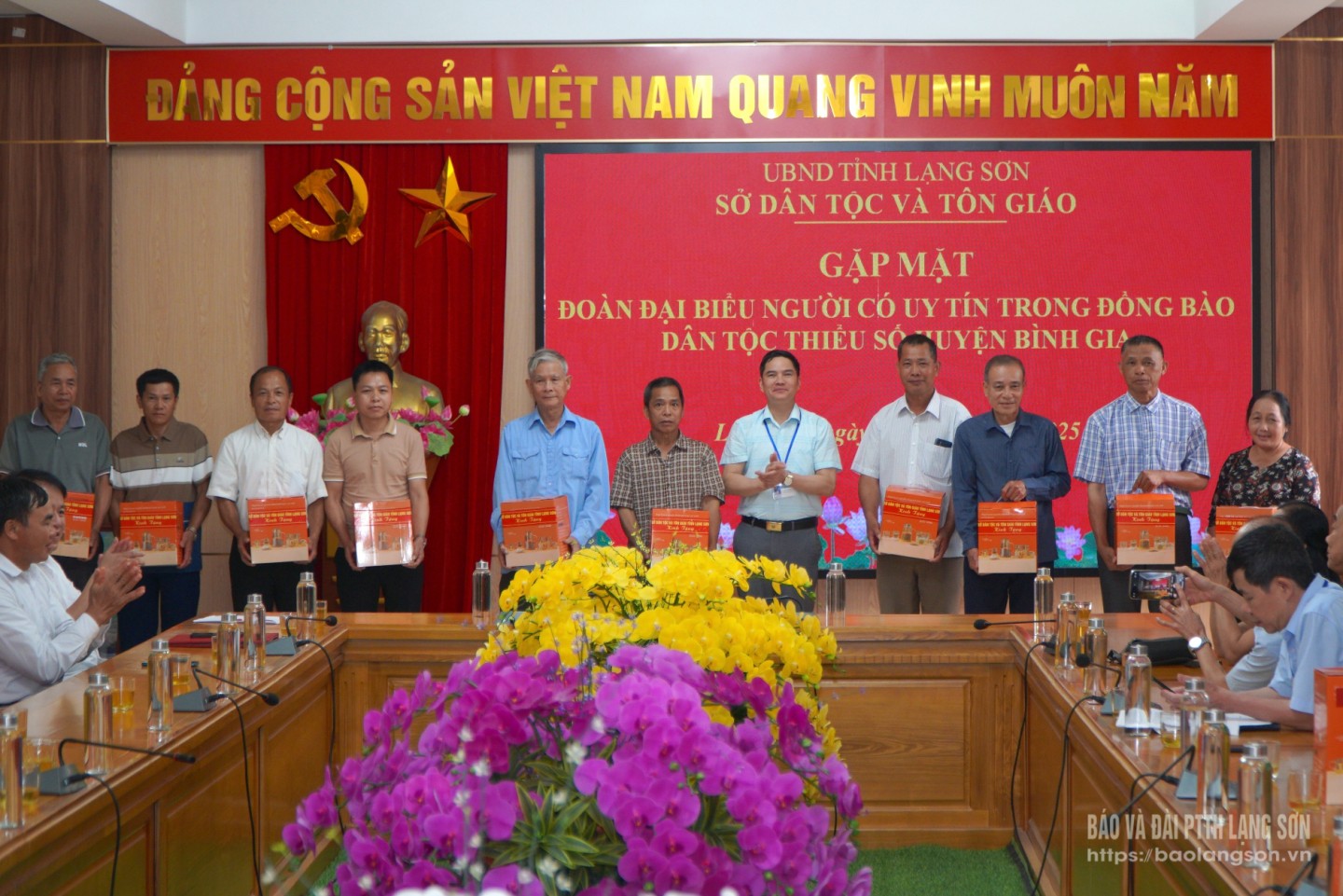 Lãnh đạo Sở Dân tộc và Tôn giáo đã tặng quà cho đại biểu người có uy tín trong đồng bào dân tộc thiểu số huyện Bình Gia