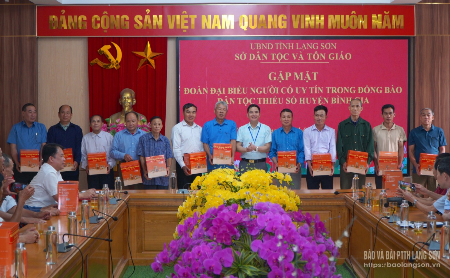 Lãnh đạo Sở Dân tộc và Tôn giáo đã tặng quà cho đại biểu người có uy tín trong đồng bào dân tộc thiểu số huyện Bình Gia