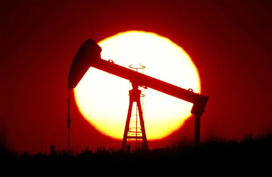 Mặc dù giảm ở phiên giao dịch cuối cùng của tuần, nhưng cả dầu Brent và WTI cùng ghi nhận tuần tăng giá. Ảnh minh họa: Reuters 