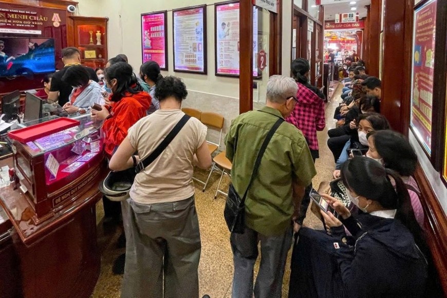Người dân xếp hàng mua vàng tại Công ty TNHH Bảo Tín Minh Châu (Hà Nội), tháng 4-2025. Ảnh: NGUYỄN HUYỀN