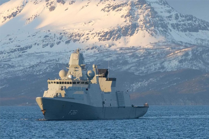 Tàu hộ vệ HDMS Iver Huitfeldt (F361) của Hải quân Hoàng gia Đan Mạch di chuyển ngoài khơi bờ biển Bodo, Na Uy, trong khuôn khổ cuộc tập trận ASD/FS 25 của NATO. Ảnh: Bộ Quốc phòng Mỹ