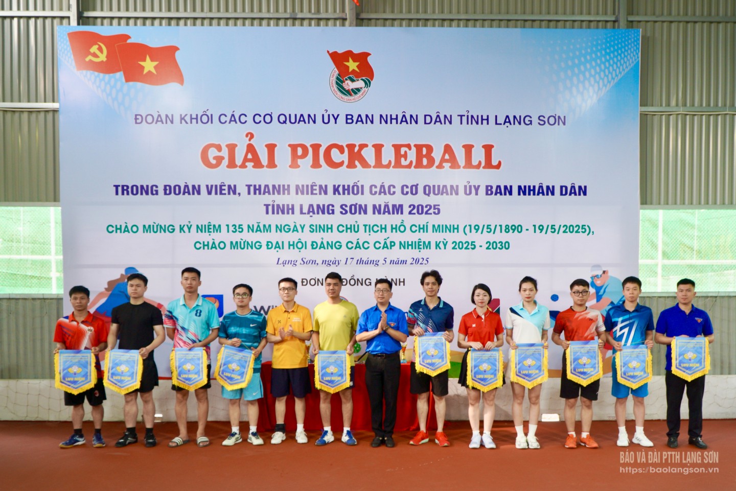 Ban tổ chức tặng cờ lưu niệm cho các đoàn vận động viên