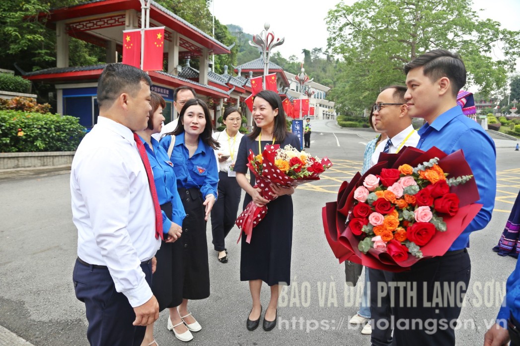 Lãnh đạo Tỉnh đoàn Lạng Sơn và Hà Giang trao đổi với đại diện Khu đoàn Khu tự trị Dân tộc Choang Quảng Tây trước chuyến đi