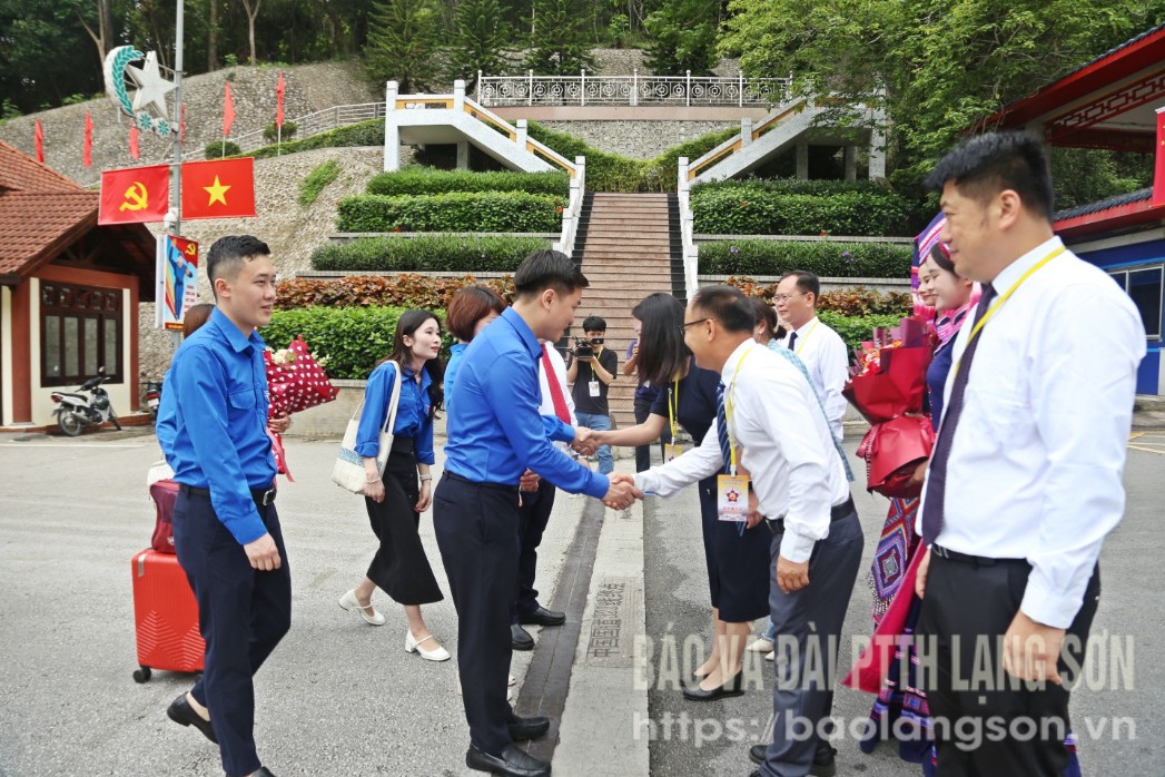Khu đoàn Khu tự trị Dân tộc Choang Quảng Tây đón đoàn đại biểu thanh niên Lạng Sơn, Hà Giang tại cửa khẩu quốc tế Hữu Nghị