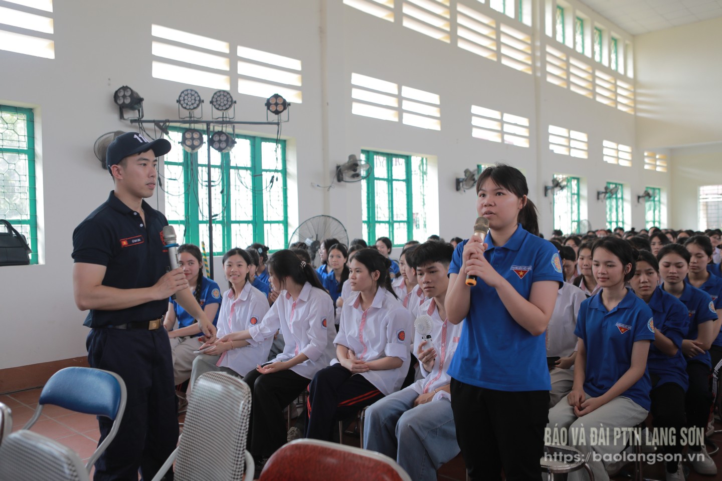 Cán bộ Phòng Cảnh sát Phòng cháy chữa cháy và Cứu nạn cứu hộ, Công an tỉnh đang chia sẻ với học sinh các kiến thức về kỹ năng phòng, chống đuối nước và kỹ năng sơ cấp cứu khi gặp tai nạn đuối nước