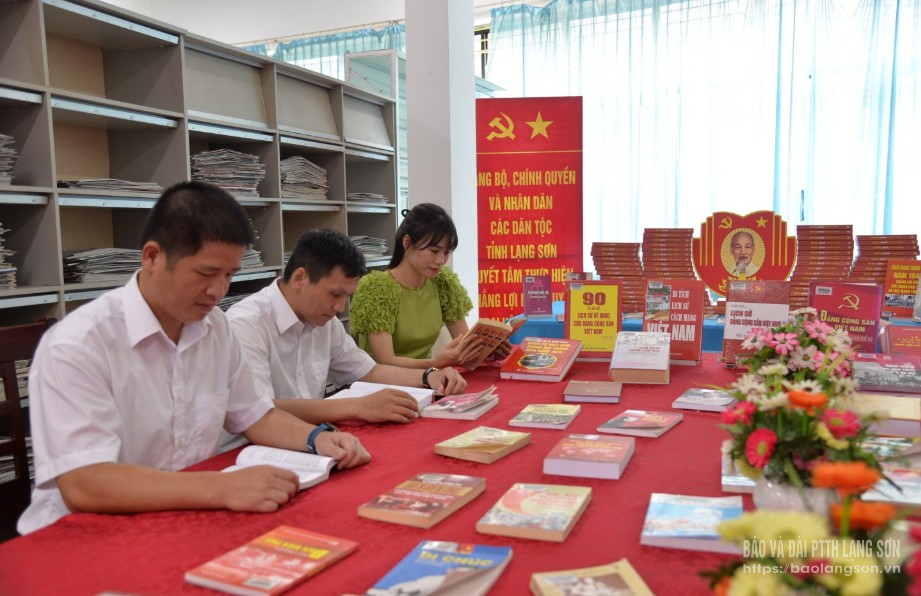 Độc giả tìm hiểu các cuốn sách hay về Chủ tịch Hồ Chí Minh tại Thư viện tỉnh