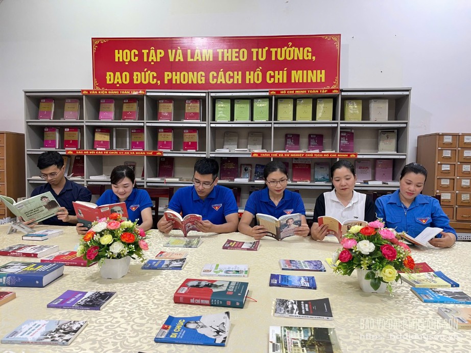 Độc giả tìm hiểu các cuốn sách hay về Chủ tịch Hồ Chí Minh tại Thư viện tỉnh