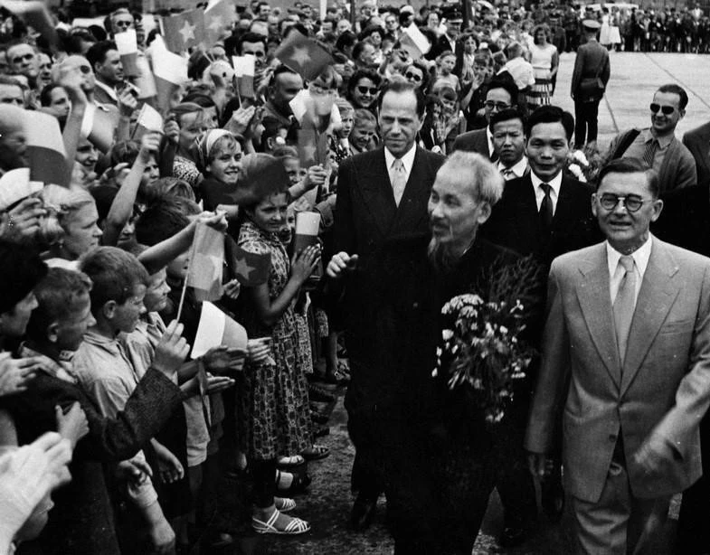 Lãnh đạo Đảng, Nhà nước Ba Lan cùng đông đảo người dân thủ đô Warsaw nồng nhiệt chào đón Chủ tịch Hồ Chí Minh thăm chính thức Ba Lan, ngày 21/7/1957. (Ảnh: TTXVN)