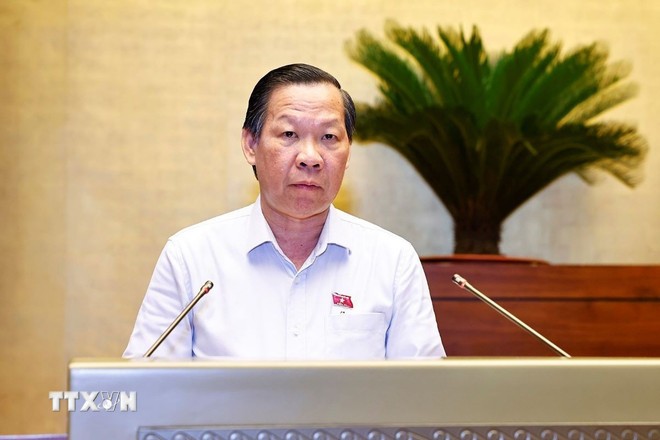 Chủ nhiệm Ủy ban Kinh tế và Tài chính của Quốc hội Phan Văn Mãi trình bày Báo cáo thẩm tra dự án Luật sửa đổi, bổ sung một số điều của Luật Đấu thầu; Luật Đầu tư theo phương thức đối tác công tư; Luật Hải quan; Luật Thuế xuất khẩu, thuế nhập khẩu; Luật Đầu tư; Luật Đầu tư công; Luật Quản lý, sử dụng tài sản công. (Ảnh: Doãn Tấn/TTXVN)