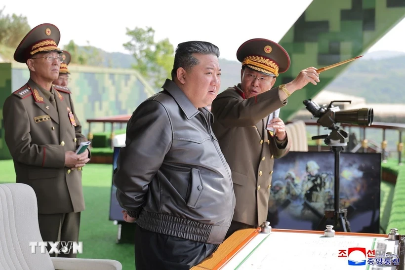 Nhà lãnh đạo Kim Jong Un (giữa) giám sát các cuộc tập trận tác chiến đặc biệt của Quân đội Nhân dân Triều Tiên (KPA) tại trại huấn luyện thuộc Quân đoàn Phòng vệ Thủ đô ngày 13/5/2025. Ảnh: Yonhap/TTXVN