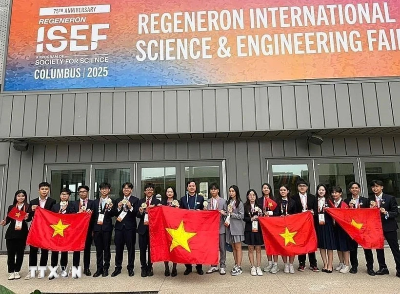 Học sinh Việt Nam đã ghi dấu ấn lịch sử khi giành thành tích cao nhất từ trước đến nay, với 2 giải Nhì, 1 giải Ba, 3 giải Tư và 4 giải Đặc biệt từ các nhà tài trợ. (Ảnh: TTXVN phát)