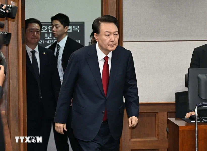 Cựu Tổng thống Hàn Quốc Yoon Suk Yeol tại phiên điều trần hình sự thứ hai về cáo buộc xúi giục nổi loạn, tại Tòa án Trung tâm Seoul, ngày 21/4/2025. (Ảnh: THX/TTXVN)