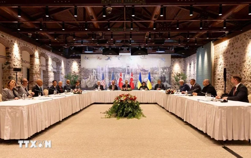Phái đoàn Mỹ, Thổ Nhĩ Kỳ và Ukraine tại cuộc đàm phán ba bên ở Istanbul ngày 16/5/2025. (Ảnh: THX/TTXVN)